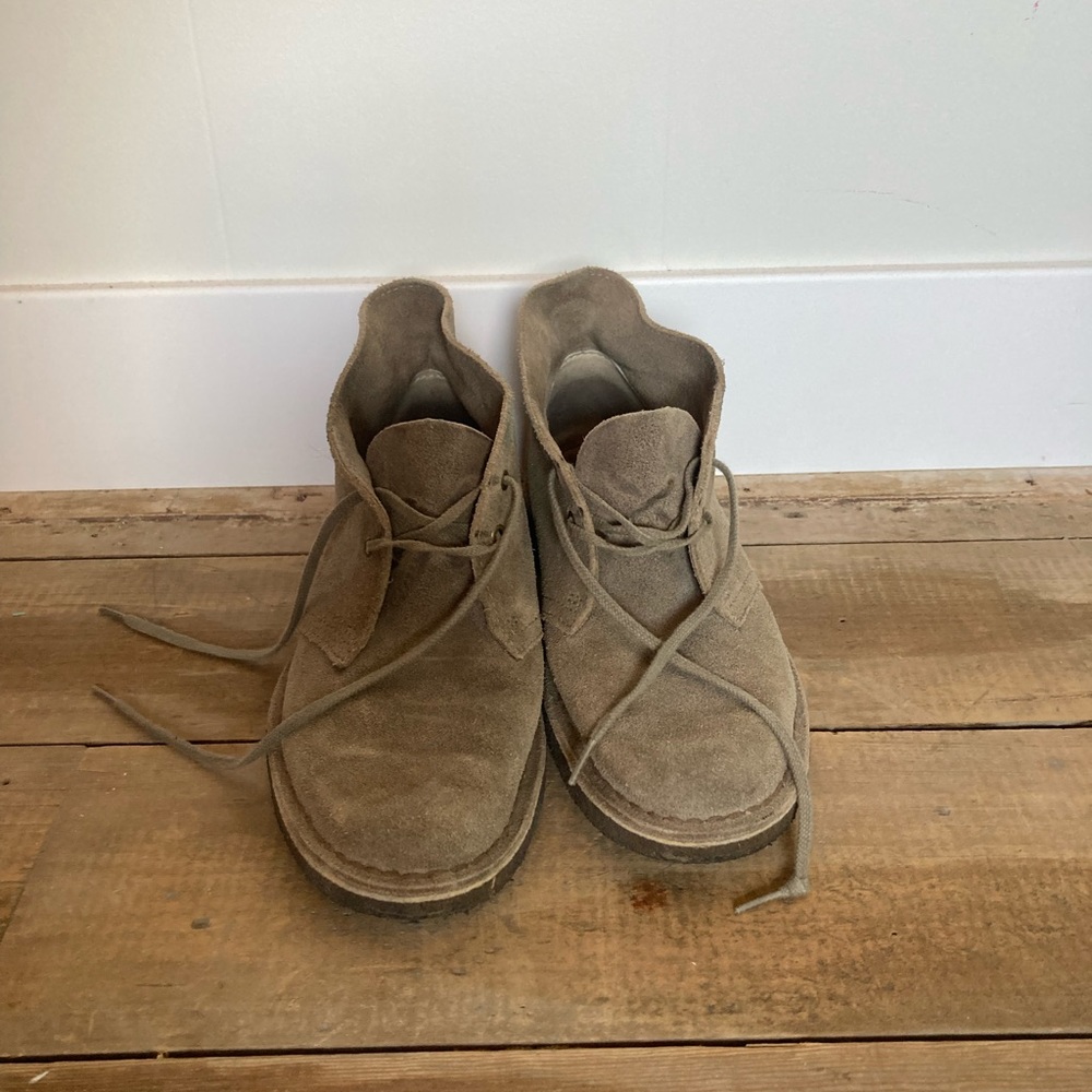 Clarks women’s desert chukka boots, taupe, size 8